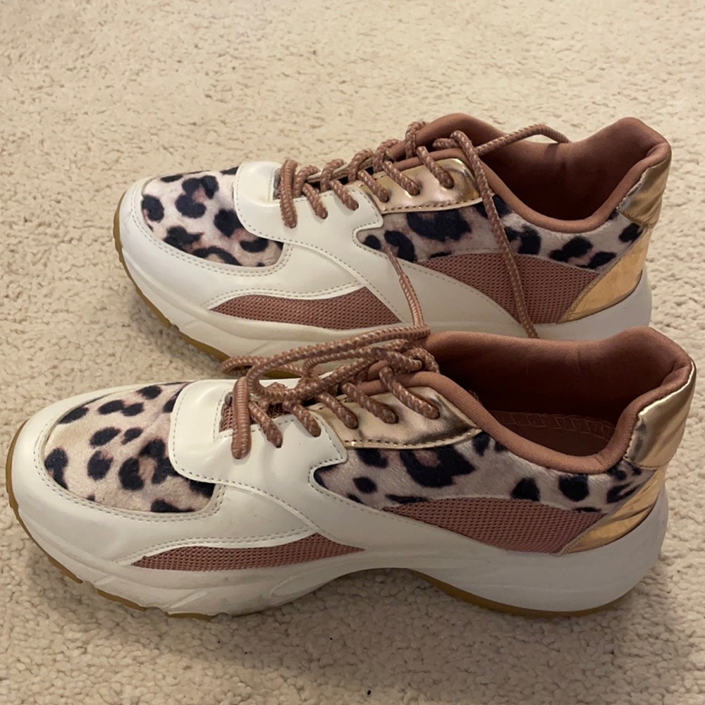 Leppard pink and white tennis shoe